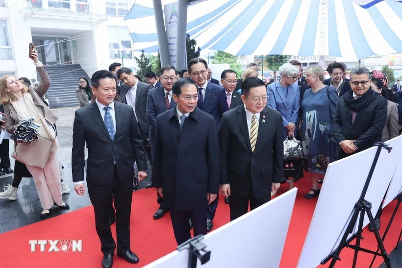 Khai mạc Triển lãm ảnh Hành trình 30 năm m88 link mới nhất tham gia ASEAN