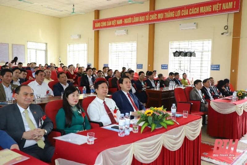 Hoằng Lưu đón nhận Bằng công nhận xã đạt chuẩn nông thôn mới nâng cao