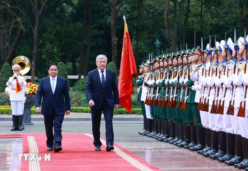 Thủ tướng Phạm Minh Chính đón Thủ tướng Kyrgyzstan Adylbek Kasimalyev