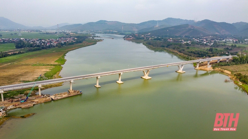 Toàn cảnh cầu Xuân Quang - Nhịp nối phát triển trên dòng sông Mã 