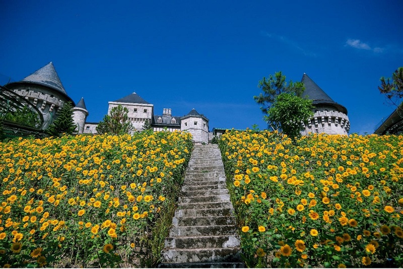 Hàng ngàn du khách miền Trung - Tây Nguyên đổ về Bà Nà Hills trong ngày đầu áp dụng giá vé 350.000 VNĐ