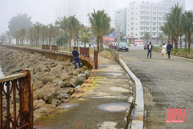 Hàng rào ven biển Sầm Sơn xuống cấp nghiêm trọng, tiềm ẩn nguy hiểm