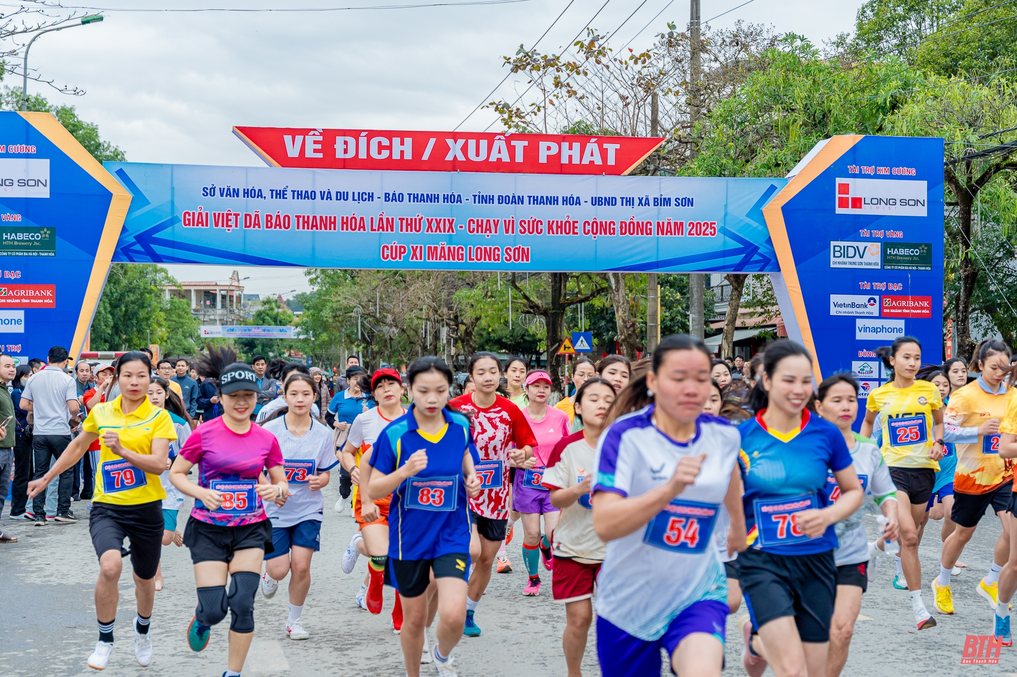 Lan tỏa tinh thần “Chạy vì sức khỏe cộng đồng” trên đường chạy việt dã Báo Thanh Hoá 