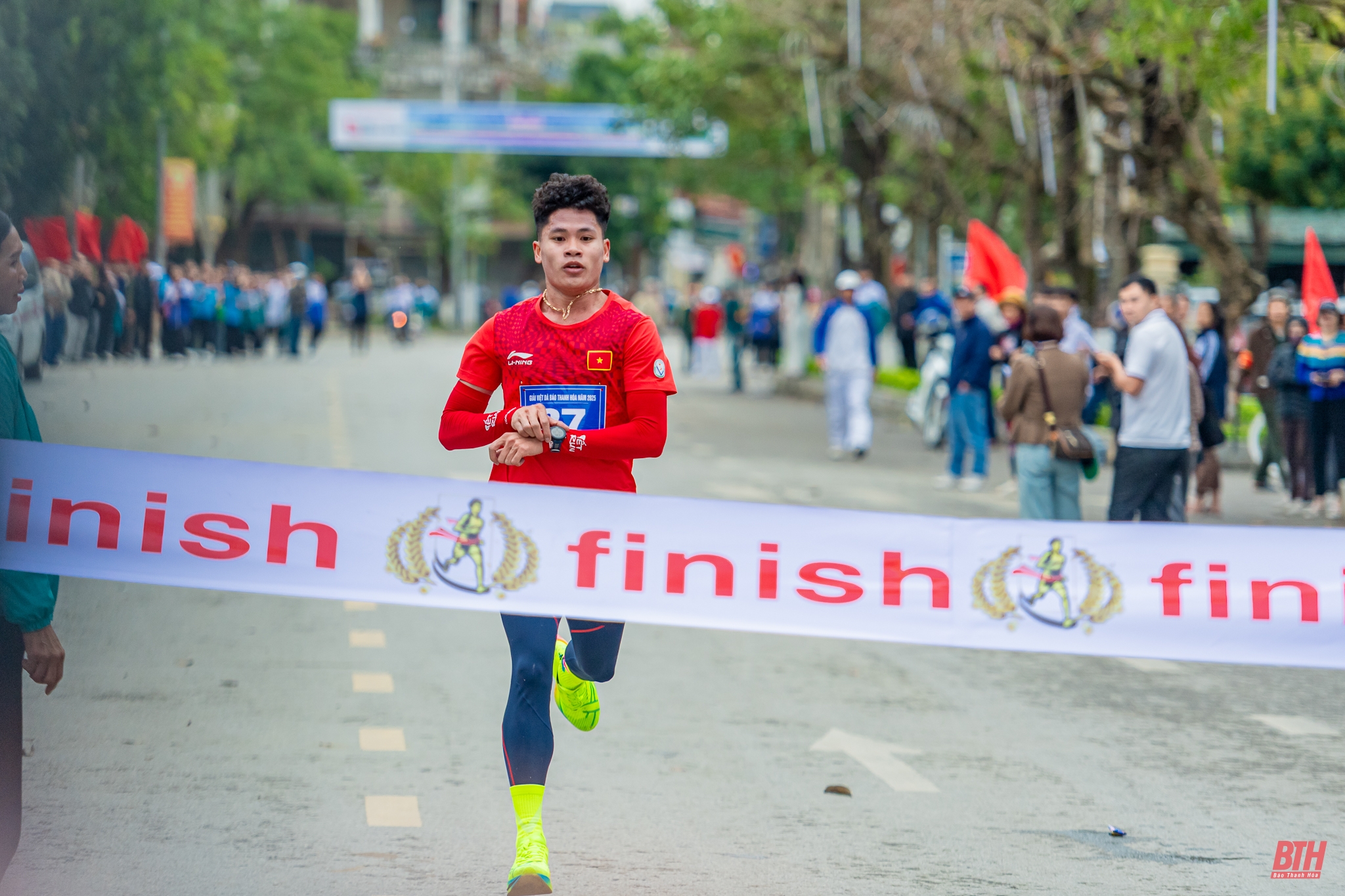 Lan tỏa tinh thần “Chạy vì sức khỏe cộng đồng” trên đường chạy việt dã Báo Thanh Hoá 