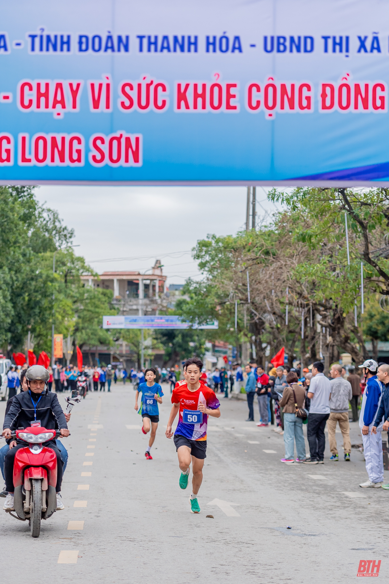 Lan tỏa tinh thần “Chạy vì sức khỏe cộng đồng” trên đường chạy việt dã Báo Thanh Hoá 