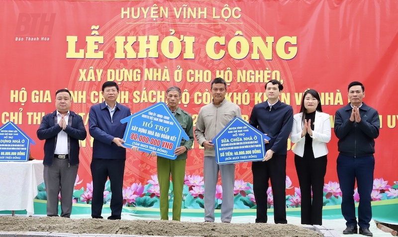 Các đồng chí lãnh đạo tỉnh dự Lễ khởi công xây dựng nhà cho hộ nghèo, gia đình chính sách, hộ còn khó khăn về nhà ở tại các địa phương