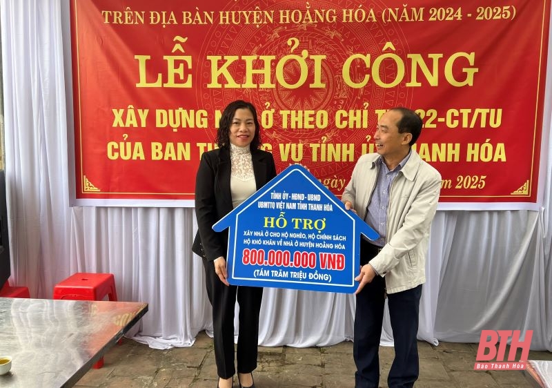 Phó Chủ tịch Thường trực HĐND tỉnh Lê Tiến Lam dự lễ khởi công và trao biển hỗ trợ xây dựng nhà ở tại Hoằng Hóa