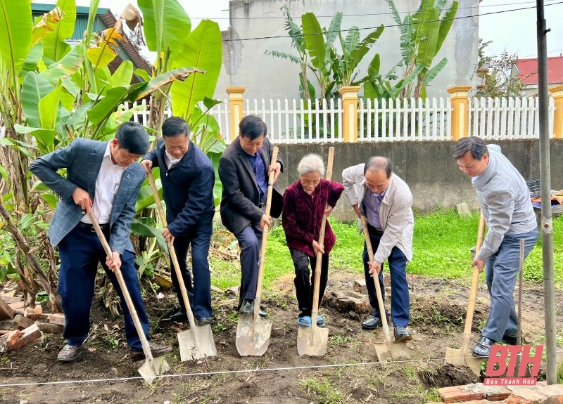 Phó Chủ tịch Thường trực HĐND tỉnh Lê Tiến Lam dự lễ khởi công và trao biển hỗ trợ xây dựng nhà ở tại Hoằng Hóa