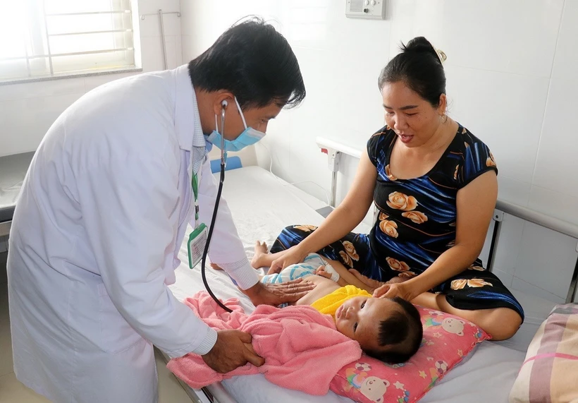 Đi từng ngõ, gõ từng nhà để đảm bảo trẻ em được tiêm vaccine sởi