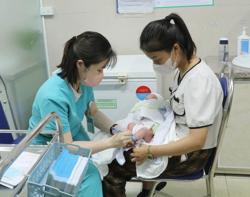 Khẩn trương phân bổ, vận chuyển vaccine phòng sởi tới các tỉnh