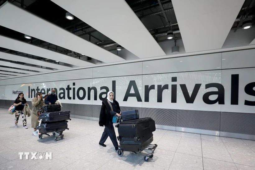 Sân bay Heathrow mở cửa trở lại sau sự cố mất điện chưa từng có