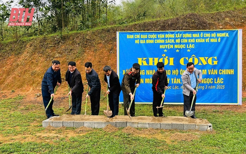 Giám đốc Công an tỉnh Trần Phú Hà dự lễ khởi công và trao biển hỗ trợ xây dựng nhà ở tại huyện Ngọc Lặc