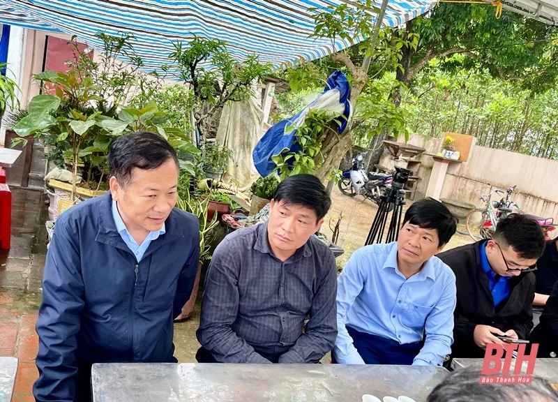 Thăm hỏi, động viên gia đình có người bị thiệt mạng do đuối nước ở huyện Cẩm Thủy