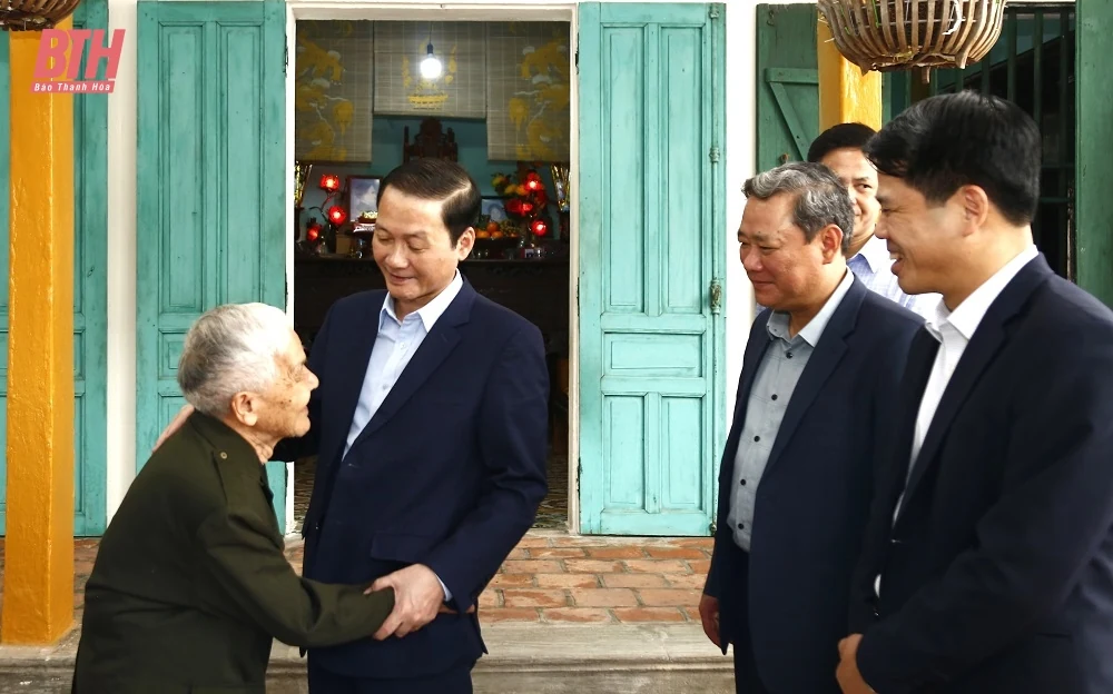 Chủ tịch UBND tỉnh Đỗ Minh Tuấn thăm, tặng quà thân nhân liệt sĩ và dân quân tham gia chiến đấu bảo vệ cầu Hàm Rồng