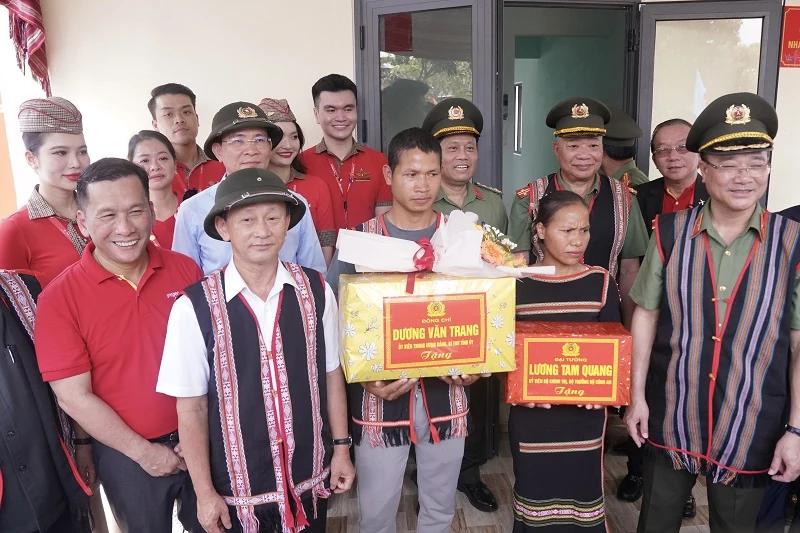 Hỗ trợ 500 căn nhà mới, Vietjet và Vikki Digital Bank chung tay xoá nhà tạm, nhà dột nát cho người dân