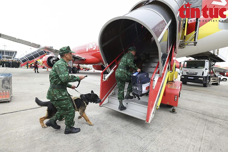 Hình ảnh 80 quân nhân Việt Nam lên đường sang Myanmar khắc phục hậu quả động đất
