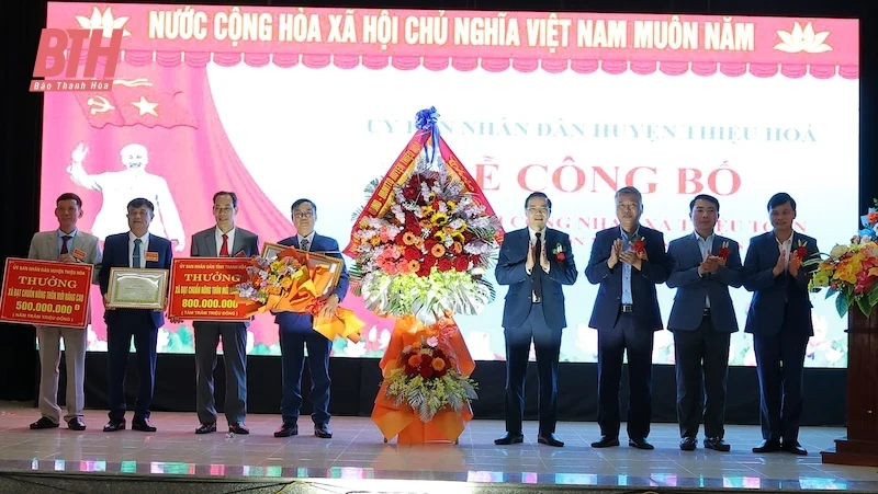 Công bố quyết định công nhận xã Thiệu Toán đạt chuẩn nông thôn mới nâng cao