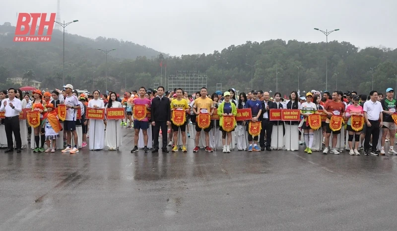 Sôi nổi giải chạy “Hàm Rồng Half Marathon 2025 - Dấu ấn lịch sử, bước chân tương lai”