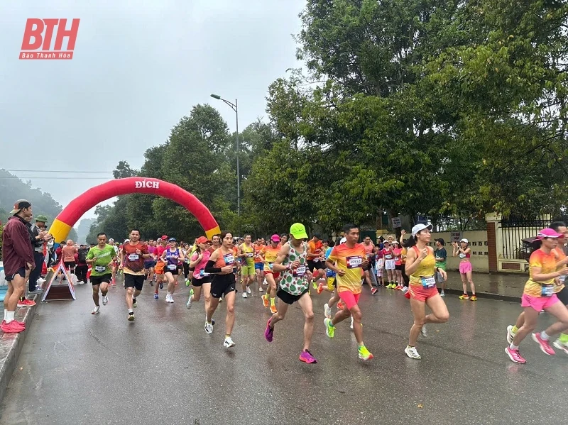 Sôi nổi giải chạy “Hàm Rồng Half Marathon 2025 - Dấu ấn lịch sử, bước chân tương lai”