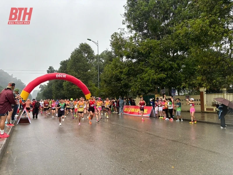 Sôi nổi giải chạy “Hàm Rồng Half Marathon 2025 - Dấu ấn lịch sử, bước chân tương lai”