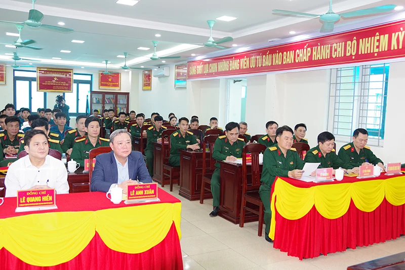 Tư lệnh Quân khu 4 thăm và tặng quà tại Thành phố Thanh Hóa