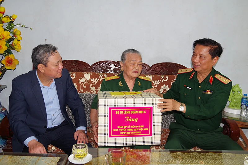 Tư lệnh Quân khu 4 thăm và tặng quà tại Thành phố Thanh Hóa