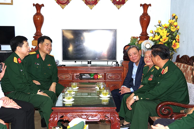 Tư lệnh Quân khu 4 thăm và tặng quà tại Thành phố Thanh Hóa