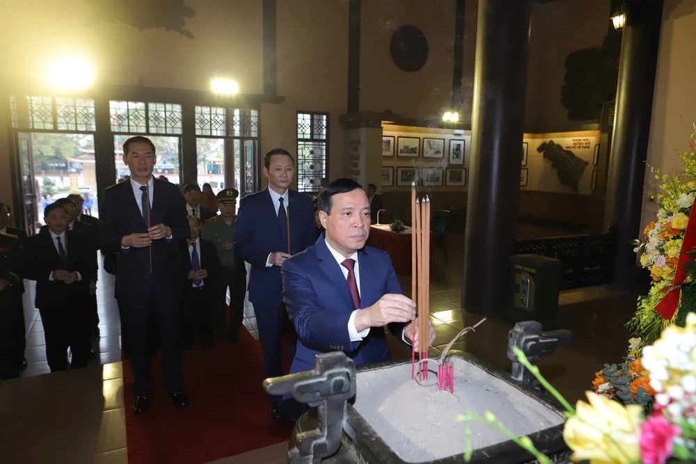 Đoàn đại biểu tỉnh Thanh Hóa dâng hoa, dâng hương Chủ tịch Hồ Chí Minh, Mẹ Việt Nam Anh hùng và các Anh hùng liệt sĩ nhân kỷ niệm 60 năm Hàm Rồng chiến thắng