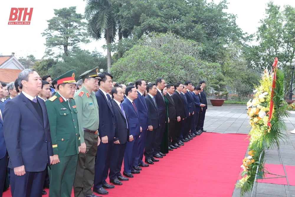 Đoàn đại biểu tỉnh Thanh Hóa dâng hoa, dâng hương Chủ tịch Hồ Chí Minh, Mẹ Việt Nam Anh hùng và các Anh hùng liệt sĩ nhân kỷ niệm 60 năm Hàm Rồng chiến thắng