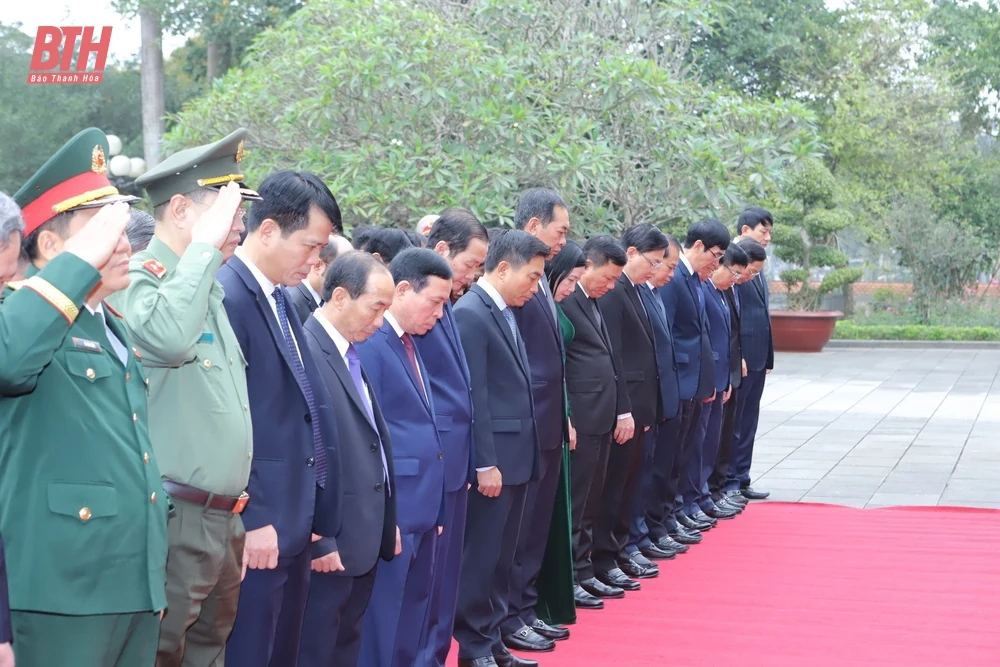 Đoàn đại biểu tỉnh Thanh Hóa dâng hoa, dâng hương Chủ tịch Hồ Chí Minh, Mẹ Việt Nam Anh hùng và các Anh hùng liệt sĩ nhân kỷ niệm 60 năm Hàm Rồng chiến thắng