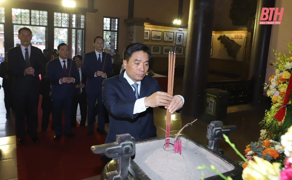 Đoàn đại biểu tỉnh Thanh Hóa dâng hoa, dâng hương Chủ tịch Hồ Chí Minh, Mẹ Việt Nam Anh hùng và các Anh hùng liệt sĩ nhân kỷ niệm 60 năm Hàm Rồng chiến thắng