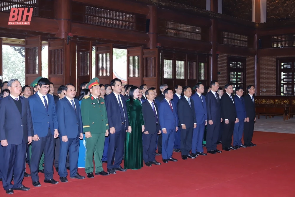 Đoàn đại biểu tỉnh Thanh Hóa dâng hoa, dâng hương Chủ tịch Hồ Chí Minh, Mẹ Việt Nam Anh hùng và các Anh hùng liệt sĩ nhân kỷ niệm 60 năm Hàm Rồng chiến thắng