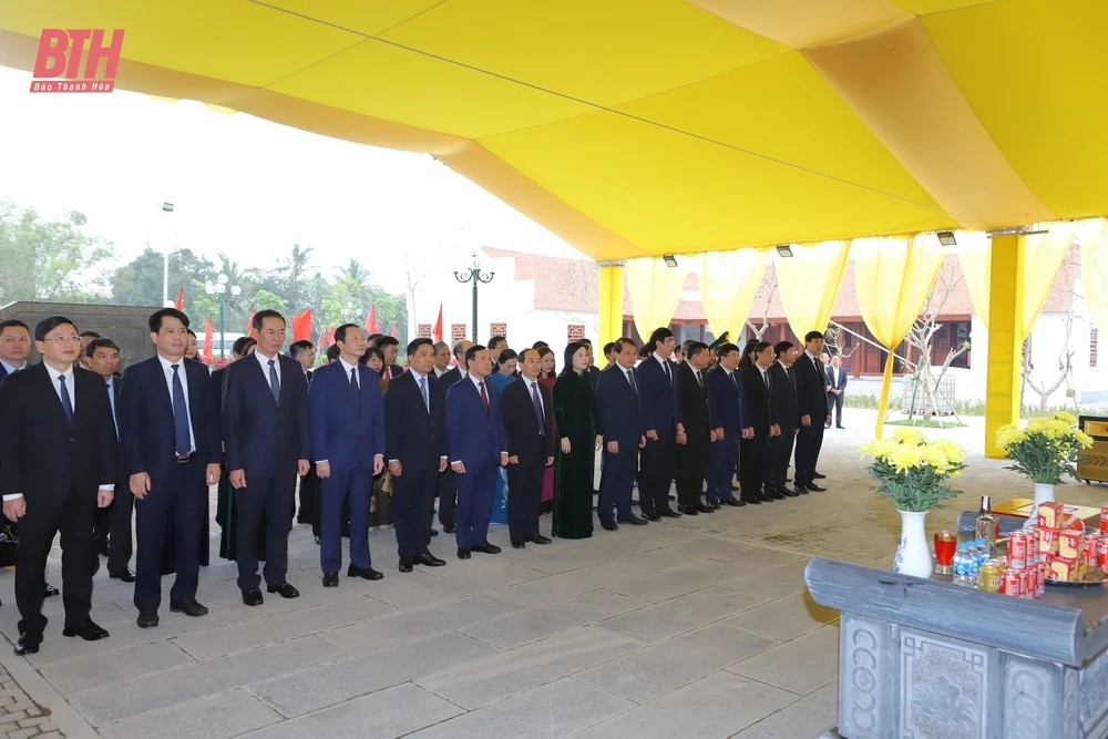 Đoàn đại biểu tỉnh Thanh Hóa dâng hoa, dâng hương Chủ tịch Hồ Chí Minh, Mẹ Việt Nam Anh hùng và các Anh hùng liệt sĩ nhân kỷ niệm 60 năm Hàm Rồng chiến thắng