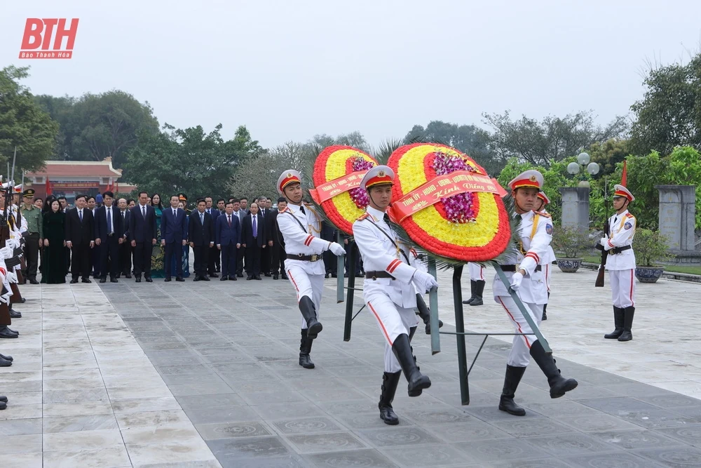 Đoàn đại biểu tỉnh Thanh Hóa dâng hoa, dâng hương Chủ tịch Hồ Chí Minh, Mẹ Việt Nam Anh hùng và các Anh hùng liệt sĩ nhân kỷ niệm 60 năm Hàm Rồng chiến thắng