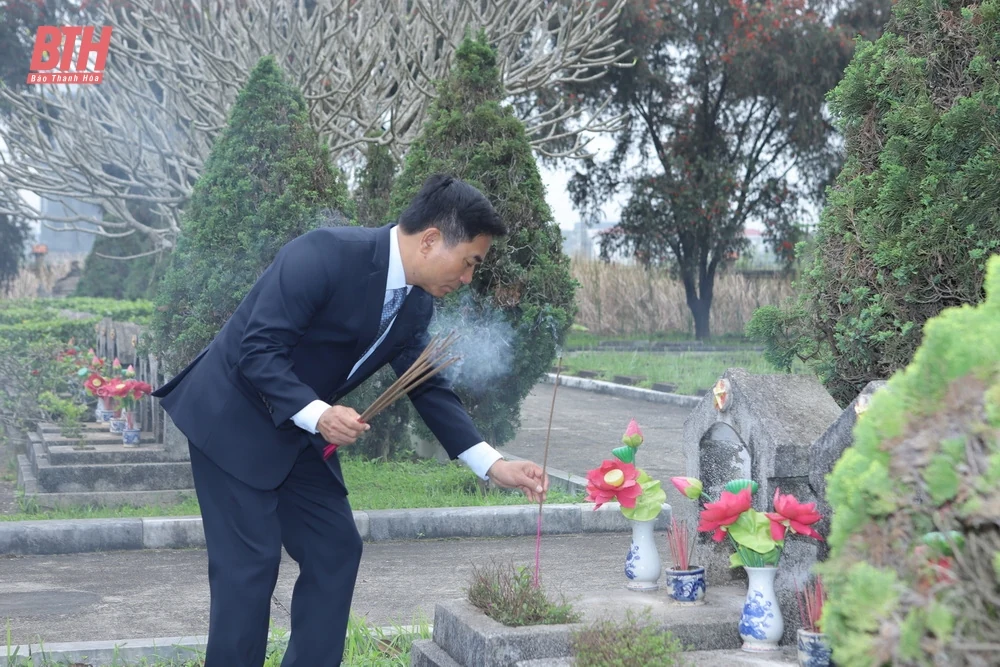 Đoàn đại biểu tỉnh Thanh Hóa dâng hoa, dâng hương Chủ tịch Hồ Chí Minh, Mẹ Việt Nam Anh hùng và các Anh hùng liệt sĩ nhân kỷ niệm 60 năm Hàm Rồng chiến thắng