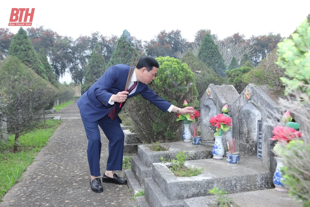 Đoàn đại biểu tỉnh Thanh Hóa dâng hoa, dâng hương Chủ tịch Hồ Chí Minh, Mẹ Việt Nam Anh hùng và các Anh hùng liệt sĩ nhân kỷ niệm 60 năm Hàm Rồng chiến thắng