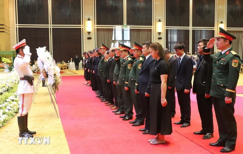 Cộng đồng người Việt Nam tại Lào viếng đồng chí Khamtay Siphandone