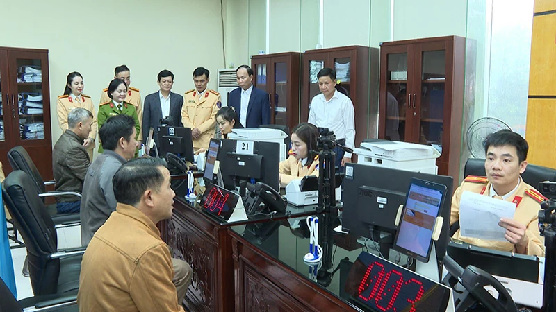 Từ 1/4, tiếp nhận hồ sơ cấp đổi, cấp lại Giấy phép lái xe tại 9 điểm công an cấp xã 