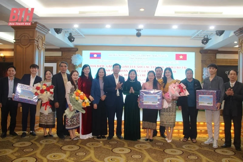 Gặp mặt, giao lưu với lưu học sinh Lào nhân dịp Tết cổ truyền Bunpimay