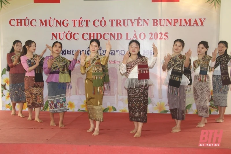 Trường ĐH Hồng Đức gặp mặt, giao lưu với lưu học sinh Lào nhân dịp Tết cổ truyền Bunpimay