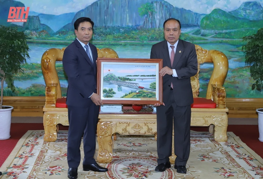 Đoàn đại biểu cấp cao tỉnh Thanh Hóa chúc Tết cổ truyền Bun Pi May tại tỉnh Hủa Phăn (nước CHDCND Lào)