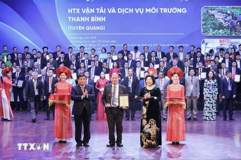 Lễ tôn vinh hợp tác xã tiêu biểu và trao giải Ngôi sao Hợp tác xã