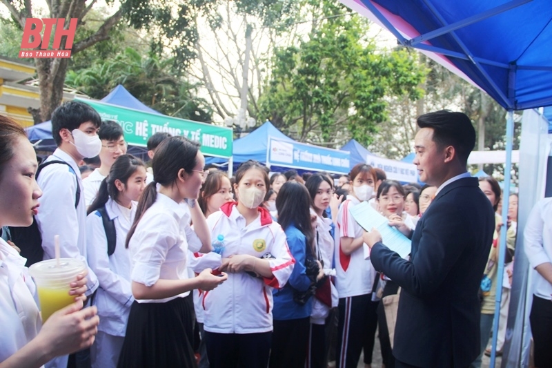 Sôi nổi Ngày hội hướng nghiệp, tư vấn, cá cược bóng đá m88 năm 2025