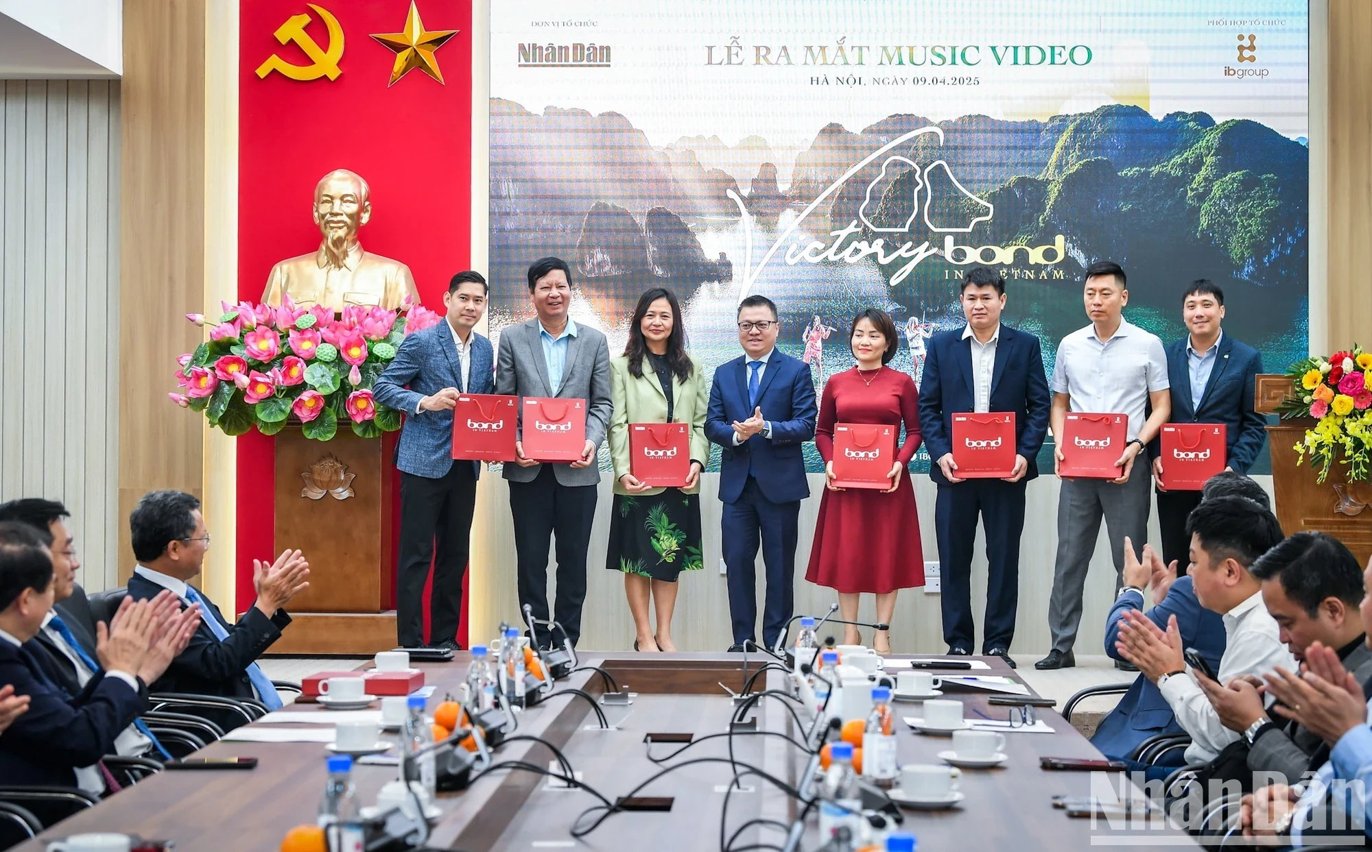 Báo Nhân Dân ra mắt video âm nhạc “Victory - Bond in Vietnam”