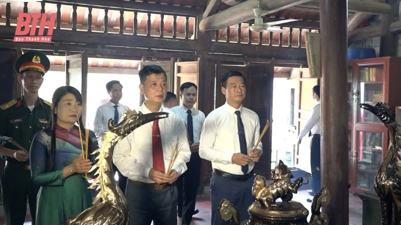 Dâng hương tại Di tích lịch sử cách mạng Chùa Xuân Áng – nơi thành lập Chi bộ Đảng đầu tiên huyện Vĩnh Lộc