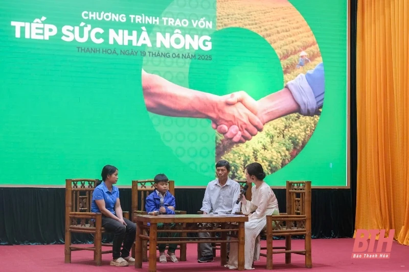 Nông dân huyện Lang Chánh được trao vốn Chương trình “Tiếp sức nhà nông”