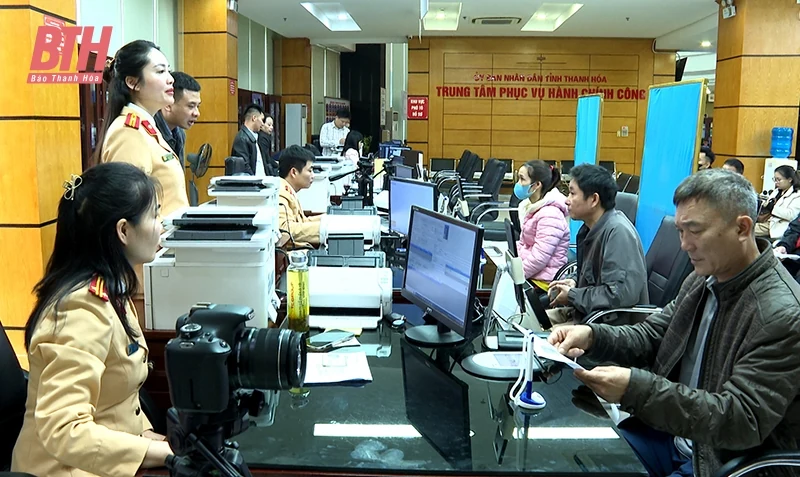 Sau gần 1 tháng đã giải quyết gần 600 hồ sơ cấp, đổi giấy phép lái xe tại công an cấp xã 