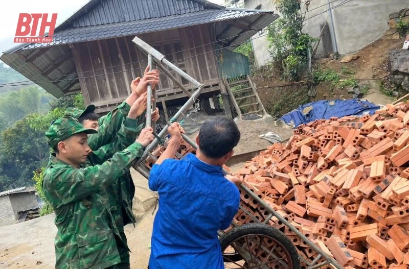 Người lính biên phòng xây nhà giúp dân nghèo Mường Lát