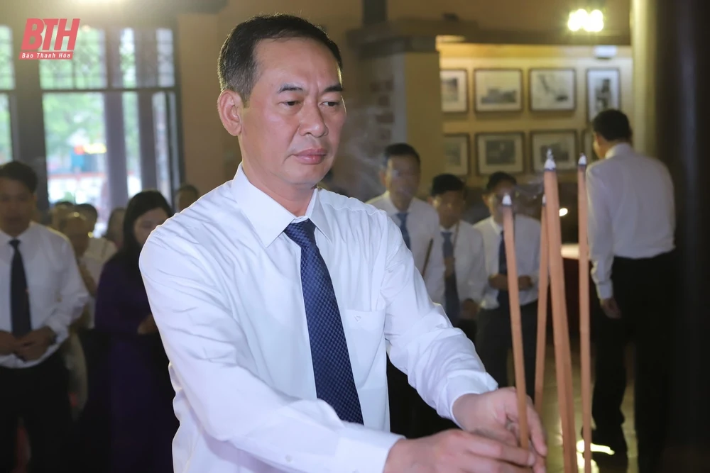 Đoàn đại biểu tỉnh Thanh Hóa dâng hoa, dâng hương nhân kỷ niệm 50 năm Ngày giải phóng miền Nam thống nhất đất nước