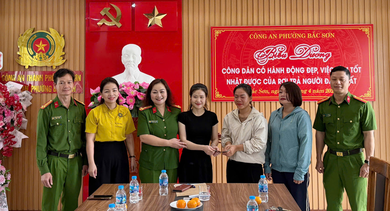 Biểu dương công dân có hành động đẹp nhặt được của rơi, trả lại người đánh mất